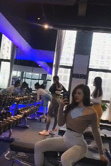 搞笑GIF图：你会让女朋友这样上街吗？